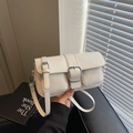 Sac à bandoulière blanc crème avec grande boucle argentée et poches latérales - Blanc