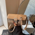Sac bandoulière carré kaki clair à boucles métalliques avec reflet dans le miroir - Kaki
