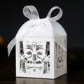 Nahaufnahme der weißen lasergeschnittenen Gastgeschenk-Box mit Tiki-Masken-Motiven - 5*5*8CM / Weiß
