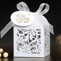 Dettaglio scatola regalo bianca intagliata al laser con nastro e ciondolo di grazie - Con etichetta / 5x5x8CM / Bianco