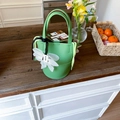 Sac seau en cuir vert vif orné d'une grande fleur 3D blanche sur la poignée - Vert
