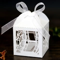 Weiße Gastgeschenk-Box mit Laser-Schnitt-Sternen und eleganter Organza-Schleife - Weiß
