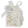 Dettaglio della scatola regalo traforata al laser con motivi floreali e nastro - Con etichetta / 5x5x8CM / Avorio