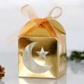 Goldene Geschenkbox mit Mond- und Stern-Laserschnitt und orangefarbenem Band für Eid - 5*5cm / Reflektierendes Gold