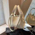 Elegante beige bucket bag met krokodillenpatroon, handvaten en verstelbare schouderriem - Off-wit