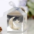 Silberne Ramadan-Süßigkeitenbox mit Laserschnitt-Mustern und hellblauem Satinband - 5*5cm / Reflektierendes Silber