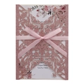 Détail macro de l'invitation de mariage découpée au laser avec ruban rose satin - Rose
