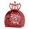 Détails de motifs floraux découpés au laser sur une boîte de mariage rouge à couronne - Rouge Perlé