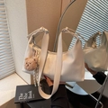 Sac à bandoulière blanc minimaliste avec charm ourson et ruban rayé décoratif - Avec Pendentif / Blanc Cassé