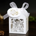 Scatola di caramelle bianca tagliata al laser con motivi a stella e targhetta di ringraziamento - 5x5x8CM / Bianco