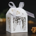 Weiße lasergeschnittene Hochzeit-Geschenkbox mit Brautpaar-Silhouette und Anhänger - 5*5cm / Weiß