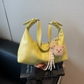 Sac hobo jaune pâle avec breloque ours en peluche et pompon tissé au style chic - Avec Pendentif / Jaune