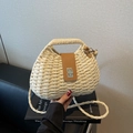 Sac bandoulière en paille tressée beige avec rabat en cuir brun et fermoir métal - Blanc Cassé