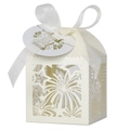 Dettaglio della scatola regalo bianca traforata al laser con etichetta e nastro di seta - 5x5x8CM / Avorio