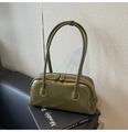 Dettaglio della borsa Boston in pelle verniciata verde oliva con doppia cerniera su libri - Verde