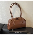 Dettaglio borsa Boston in pelle marrone con cuciture bianche a contrasto e doppia zip - Marrone