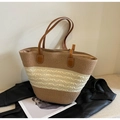 Détail du sac cabas tissé avec poignées en cuir marron et motif de paille texturé - Blanc Cassé