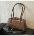 Dettaglio borsa sottospalla in pelle marrone con cuciture a contrasto e zip in metallo - caffè