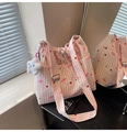 Détail du sac cabas en seersucker à rayures roses avec fraises et breloque nuage - Rose (Avec Pendentif)