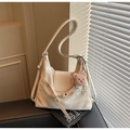 Détail du sac hobo blanc cassé avec bandoulière réglable et pendentif ours brun - Avec Pendentif / Blanc Cassé