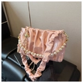 Détail du sac plissé rose en similicuir avec perles nacrées et chaîne dorée élégante - Rose