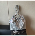 Détail du sac seau en nylon à rayures noires et blanches avec un charme étoile en peluche - Noir (Avec Pendentif)