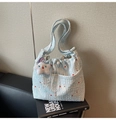 Détail du sac seau en seersucker à rayures bleues avec cordon et breloque étoile - Bleu (Avec Pendentif)