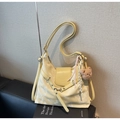Détail du sac sous le bras en cuir jaune clair avec texture tie-dye et breloque ours - Avec Pendentif / Jaune