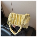 Détail du sac à bandoulière en cuir verni plissé jaune avec une chaîne de perles - Jaune
