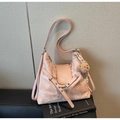 Détail du sac hobo rose avec texture nuage, bandoulières et breloque ours mignonne - Avec Pendentif / Rose