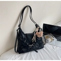 Détail du sac à dos noir à motif éclaboussures avec breloque ours et foulard en soie - Avec Pendentif / Noir