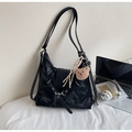 Gros plan sur un sac cabas noir à motif marbré avec pendentif ours et boucles métalliques - Noir avec Pendentif
