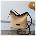 Détail du sac à bandoulière en paille tressée avec bordures en cuir noir et boucles - Noir