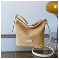 Détail du sac seau en paille tressée avec bordure en cuir et bandoulière réglable - Blanc Cassé