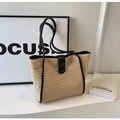 Sac fourre-tout en paille tissée beige avec brides en cuir noir et fermoir - Kaki