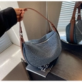 Sac hobo en jean bleu avec clous argentés et bandoulière réglable en cuir marron foncé - Strass Bleu Foncé
