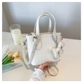 Détail du sac seau blanc à motif crocodile avec bandoulière et pendentif décoratif - Avec Pendentif / Blanc