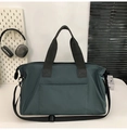 Détail du sac de voyage en nylon imperméable vert foncé avec bandoulière réglable - Vert