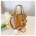 Gros plan du sac seau marron texture crocodile avec breloque chien et détails argentés - Avec Pendentif / Marron