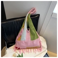 Détail du sac en tricot avec motifs géométriques colorés et détails de pompons roses - Rose