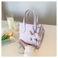 Détail du sac seau lilas à effet croco avec breloque chien et bandoulière amovible - Avec Pendentif / Violet