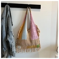 Détail du sac cabas en tricot bohème avec motifs patchwork colorés et longues franges - Kaki
