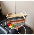 Détail du sac seau en paille arc-en-ciel avec pendentifs fraise et tournesol - Beige Avec Charme