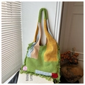 Détail du sac cabas en tricot coloré avec des franges et un motif de tissage ajouré - Vert