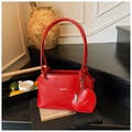 Détail du sac seau rouge en similicuir avec pochette cœur sur support d'exposition noir - Rouge