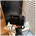 Sac bandoulière chic en cuir litchi noir avec boucle dorée et pendentif perle - Noir avec pendentif / Noir