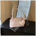 Détail du sac seau blanc crème avec un élégant porte-monnaie en forme de cœur et des anses - Rose