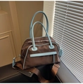 Sac de voyage en nylon marron avec finitions cuir bleu clair et bandoulière - café