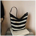 Détail du sac cabas tissé à rayures noires et blanches avec bandoulière en cuir - Noir