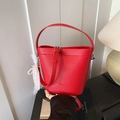 Bolso cubo rojo de piel granulada con adorno de encaje y perlas y correa ajustable fina - Rojo con Colgante